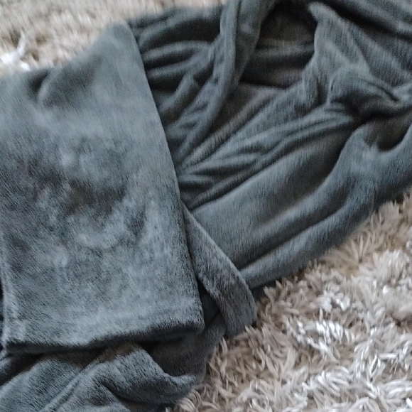 Cozy Gray Hooded Bathrobe - Picture 7 of 7